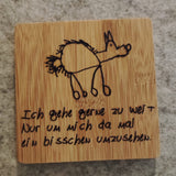 Ein quadratischer Untersetzer aus Bambus mit dem Spruch "Ich gehe gerne zu weit. Nur um mich da mal ein bisschen umzusehen." und einer Pferdezeichnung, produziert von easy-sticks.