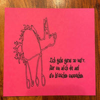 Eine pinkfarbene Karte mit der Aufschrift "Ich gehe gerne zu weit. Nur um mich da mal ein bisschen umzusehen." und einer kreativen Pferdarstellung, designt von easy-sticks.