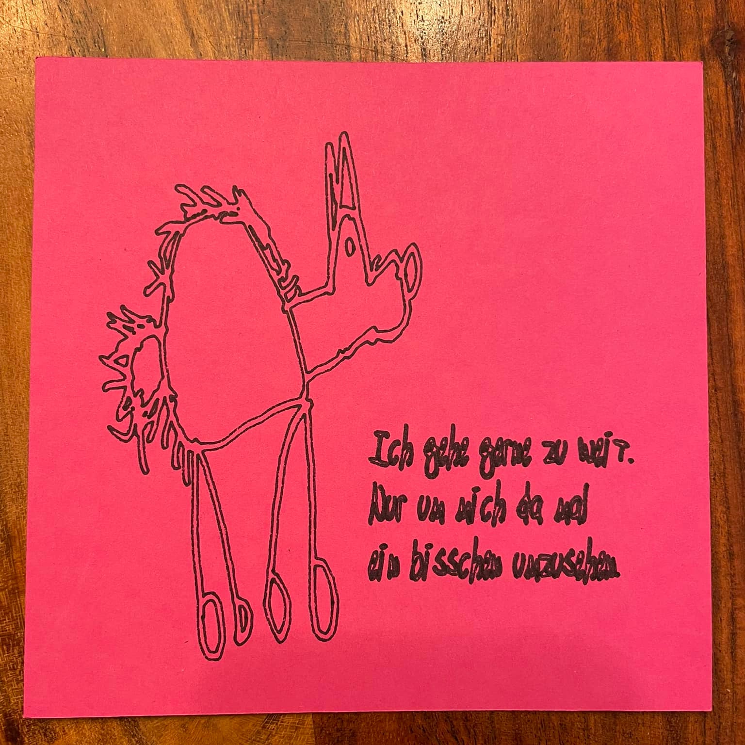 Eine pinkfarbene Karte mit der Aufschrift "Ich gehe gerne zu weit. Nur um mich da mal ein bisschen umzusehen." und einer kreativen Pferdarstellung, designt von easy-sticks.