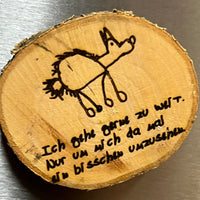 Ein dekorativer Holzabschnitt mit der Botschaft "Ich gehe gerne zu weit. Nur um mich da mal ein bisschen umzusehen." und einem handgezeichneten Pferd, gestaltet von easy-sticks.