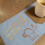 Nahaufnahme eines Platzdeckchens mit der kreativen Inscription "Ich gehe gerne zu weit. Nur um mich da mal ein bisschen umzusehen." und einer Pferdeskizze, hergestellt von easy-sticks.