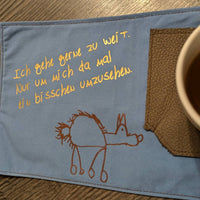 Ein kunstvolles Platzdeckchen mit der Aufschrift "Ich gehe gerne zu weit. Nur um mich da mal ein bisschen umzusehen." und einer skizzenhaften Pferdarstellung, gefertigt von easy-sticks.