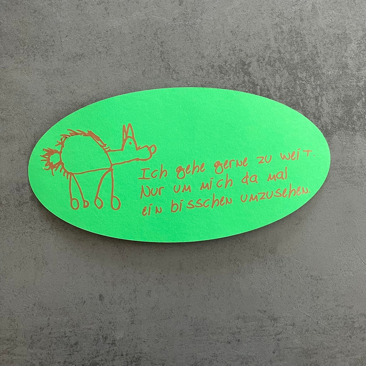 Bunte Plotterdatei von easy-sticks zeigt einen Hund mit dem Text 'Ich gehe gerne zu weit. Nur um mich da mal ein bisschen umzusehen.' auf grünem Papier.
