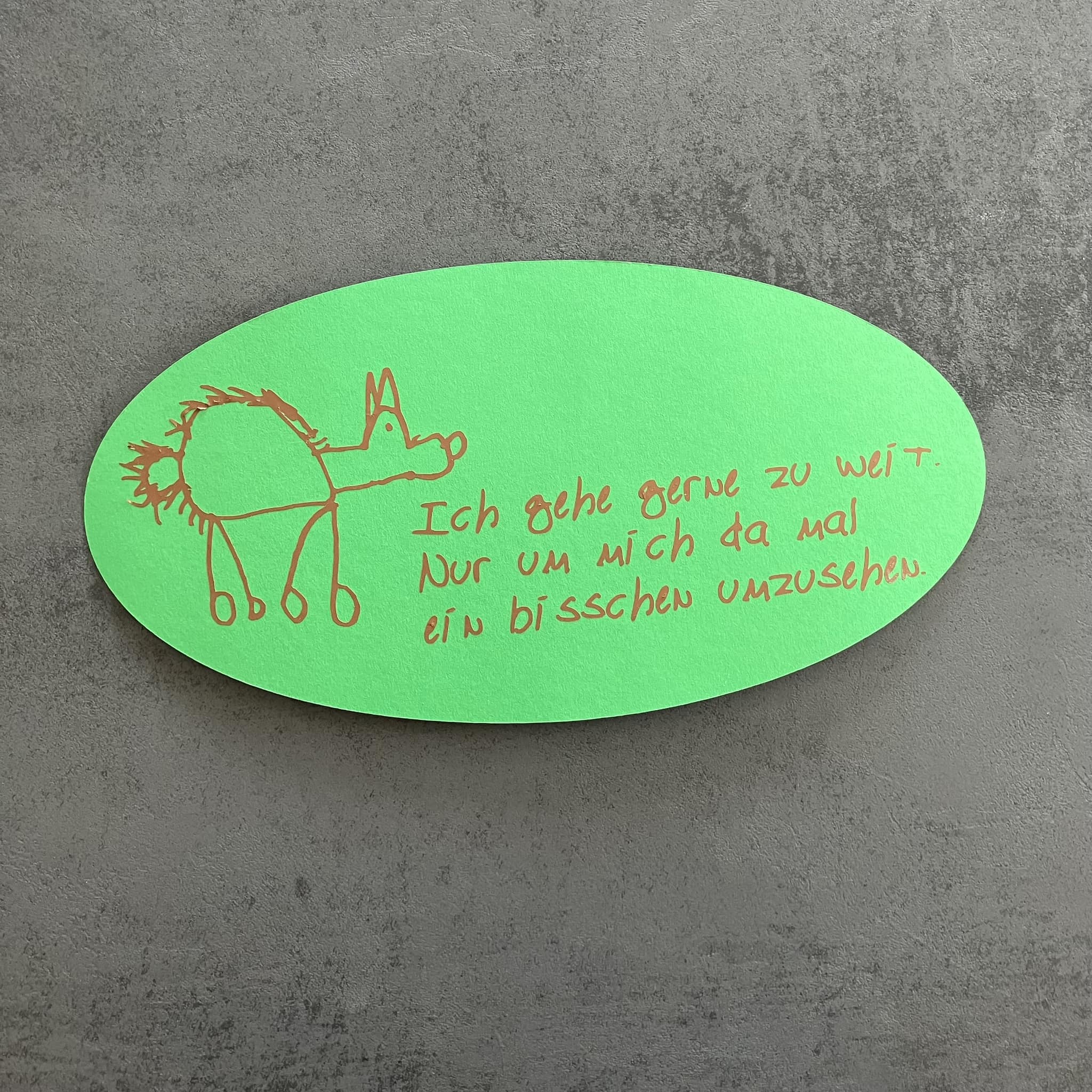 Bunte Plotterdatei von easy-sticks zeigt einen Hund mit dem Text 'Ich gehe gerne zu weit. Nur um mich da mal ein bisschen umzusehen.' auf grünem Papier.