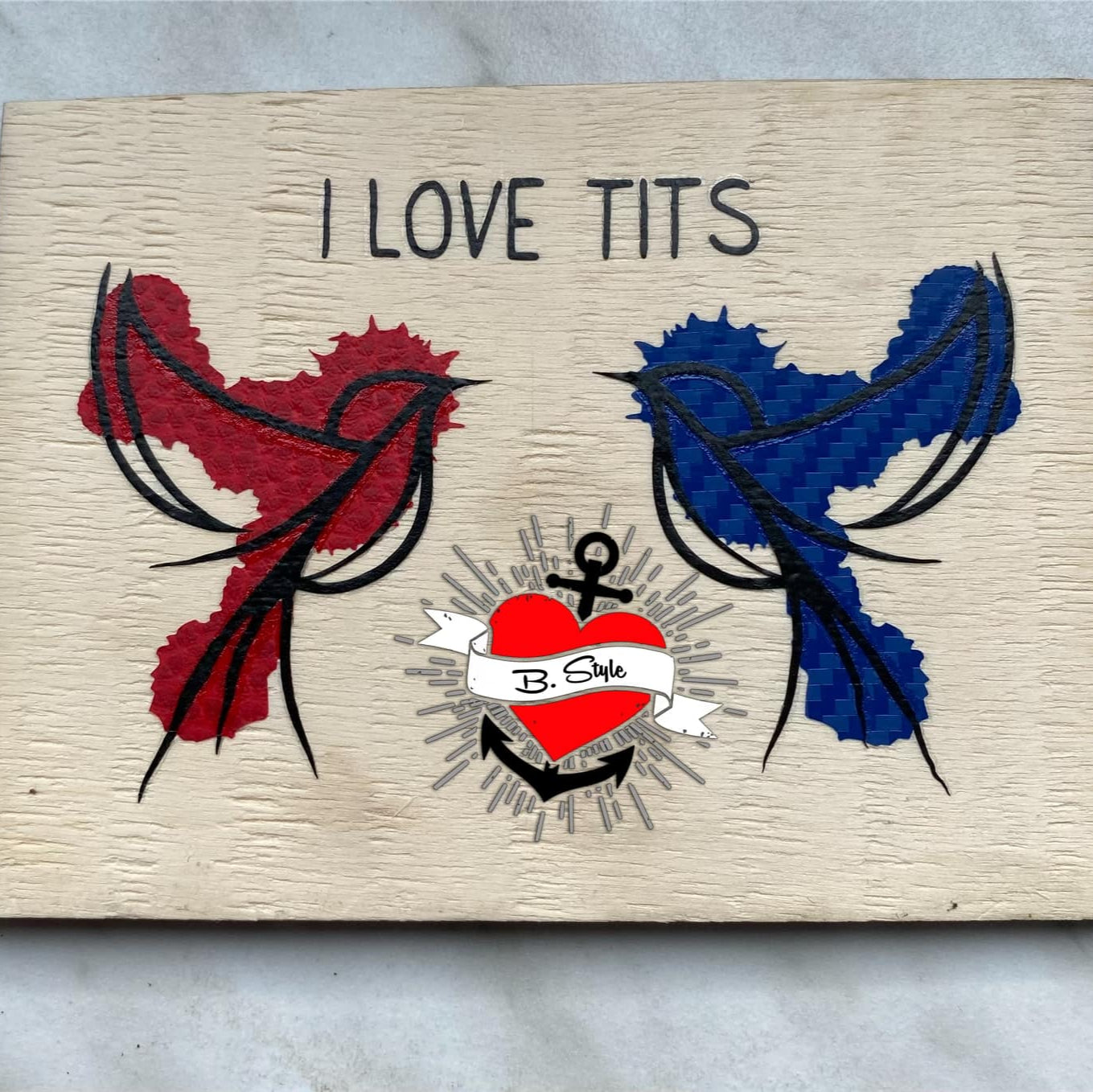 Holzplatte mit einem kreativen Laserdesign von Vögeln und dem Text „I love Tits“, erstellt von easy-sticks.