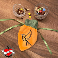 Eleganter Samtbeutel in Orange mit dem Motiv "I love Tits" von easy-sticks, ein stilvolles Accessoire für Geschenke.