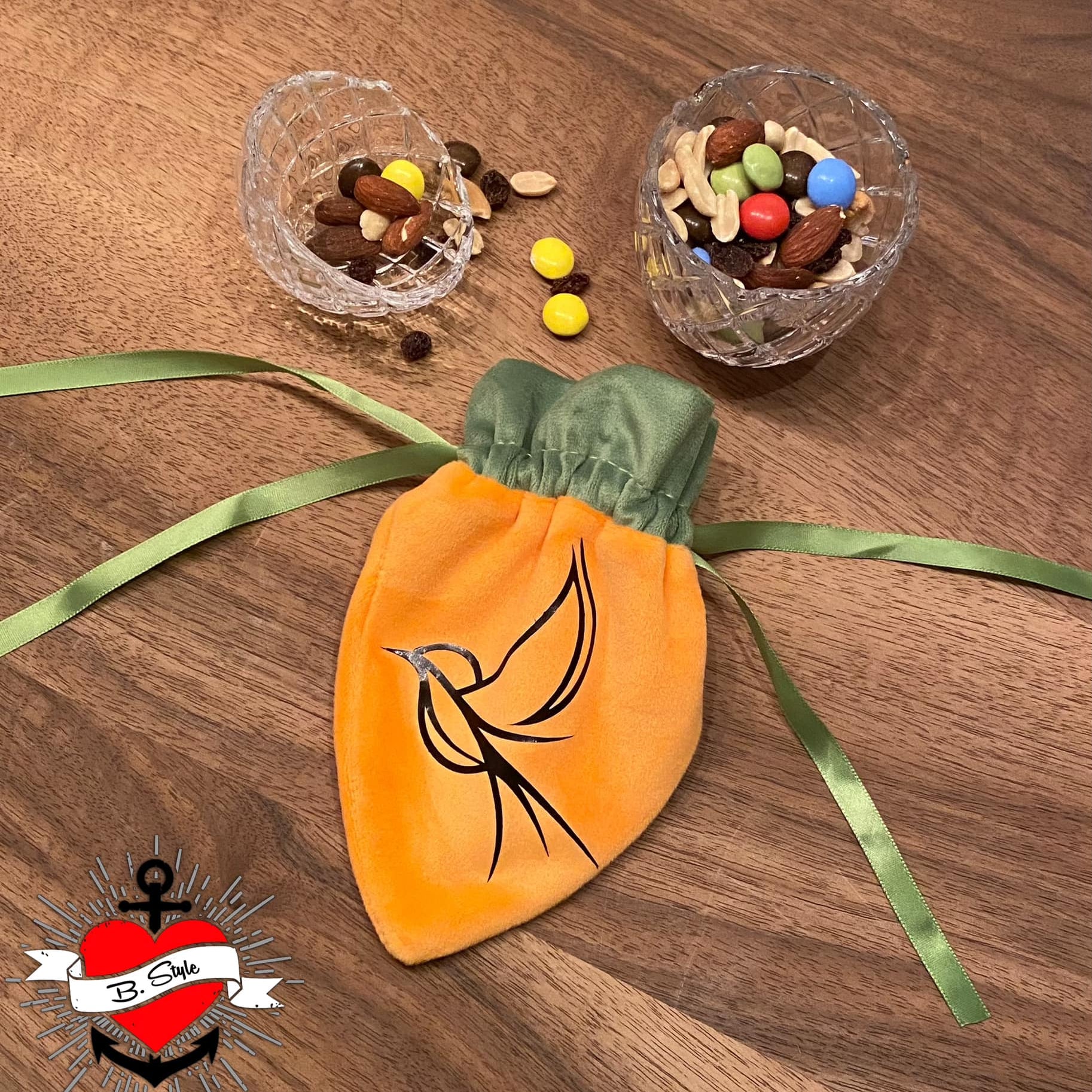 Eleganter Samtbeutel in Orange mit dem Motiv "I love Tits" von easy-sticks, ein stilvolles Accessoire für Geschenke.