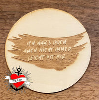 Holzschild mit der Aufschrift 'Ich hab's doch auch nicht immer leicht mit mir', ein kreatives Projekt von easy-sticks.