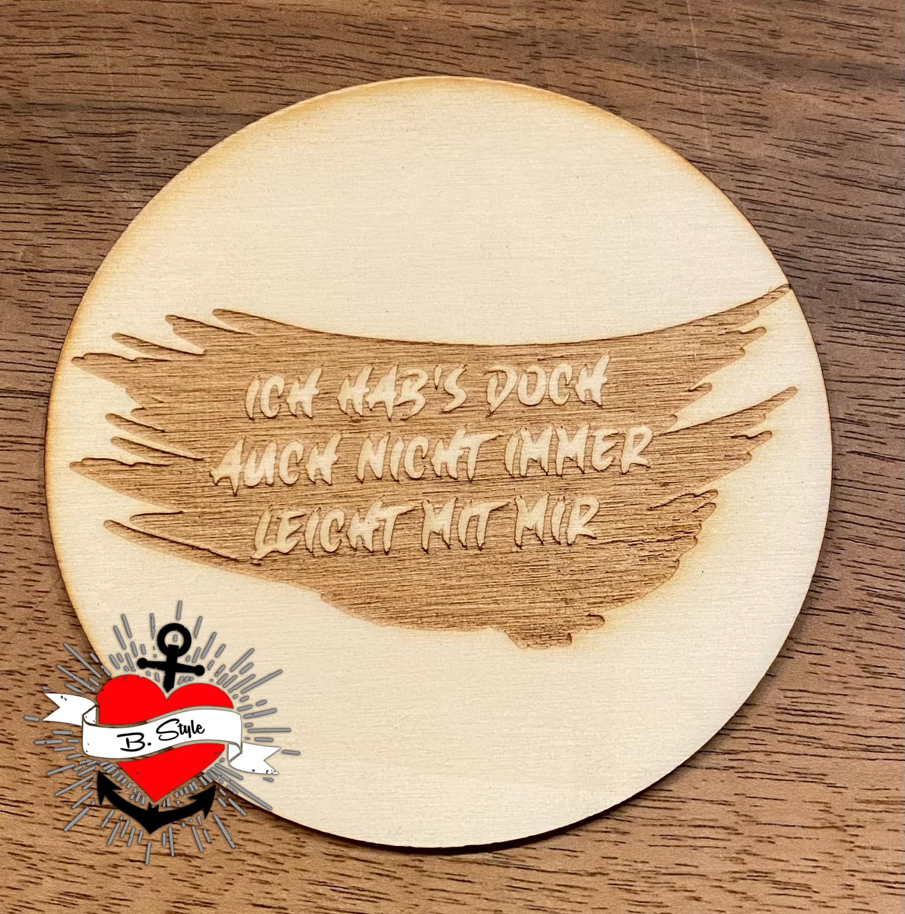 Holzschild mit der Aufschrift 'Ich hab's doch auch nicht immer leicht mit mir', ein kreatives Projekt von easy-sticks.