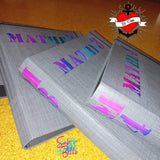 Industrielle Stempel Schriftart Plotterdatei von easy-sticks, präsentiert auf stilvollen grauen Ordnern mit leuchtenden Farbeffekten, ideal für kreative Bastelprojekte.