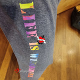 Sporthose mit dem bunten Aufdruck 'LIFE IS WONDERFUL', kreativ designt mit der Industrial Stempel Schriftart von easy-sticks.