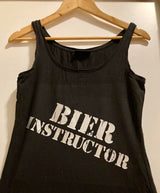 Schwarzes Tanktop mit dem kreativen Schriftzug 'BIER INSTRUCTOR', gestaltet mit der Industrial Stempel Schriftart von easy-sticks.