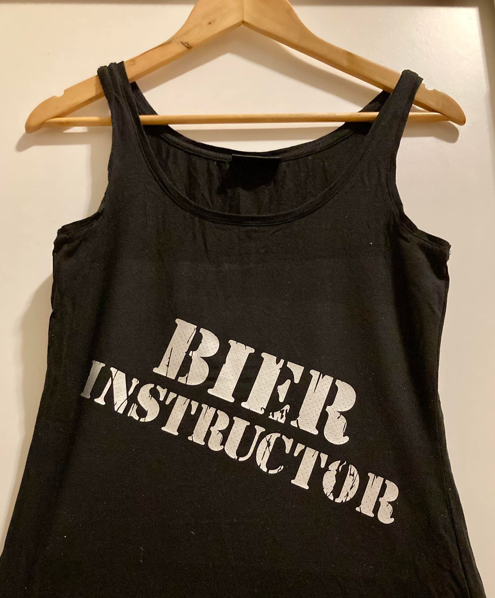 Schwarzes Tanktop mit dem kreativen Schriftzug 'BIER INSTRUCTOR', gestaltet mit der Industrial Stempel Schriftart von easy-sticks.