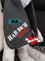 Industrielle Stempel Schriftart Plotterdatei von easy-sticks, veredelt auf einer grauen Textiloberfläche mit einem inspirierenden Spruch, hervorragend für persönliche DIY-Projekte.