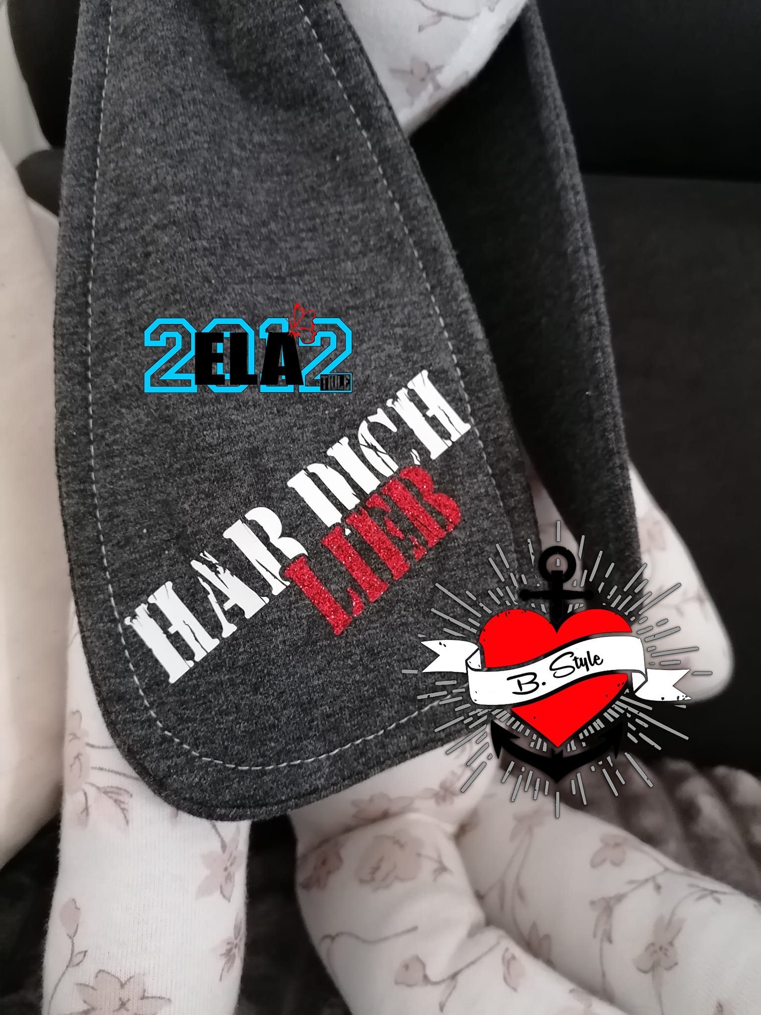 Industrielle Stempel Schriftart Plotterdatei von easy-sticks, veredelt auf einer grauen Textiloberfläche mit einem inspirierenden Spruch, hervorragend für persönliche DIY-Projekte.