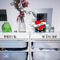 Moderne Aufbewahrungslösungen mit Schubladenbeschriftung 'DRECK' und 'WÄSCHE', designt mit der Industrial Stempel Schriftart von easy-sticks.