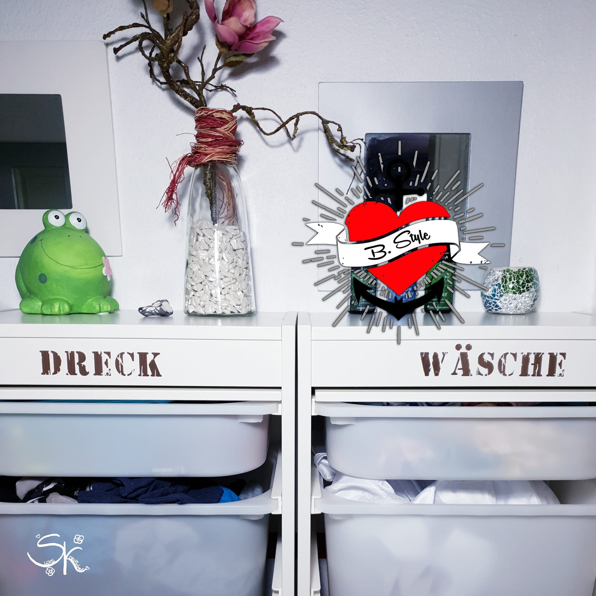 Moderne Aufbewahrungslösungen mit Schubladenbeschriftung 'DRECK' und 'WÄSCHE', designt mit der Industrial Stempel Schriftart von easy-sticks.