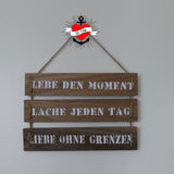Wandschild drei Teile mit inspiriertem Text: 'LEBE DEN MOMENT', 'LACHE JEDEN TAG', 'LIEBE OHNE GRENZEN' in Industrial Stempel Schriftart von easy-sticks.