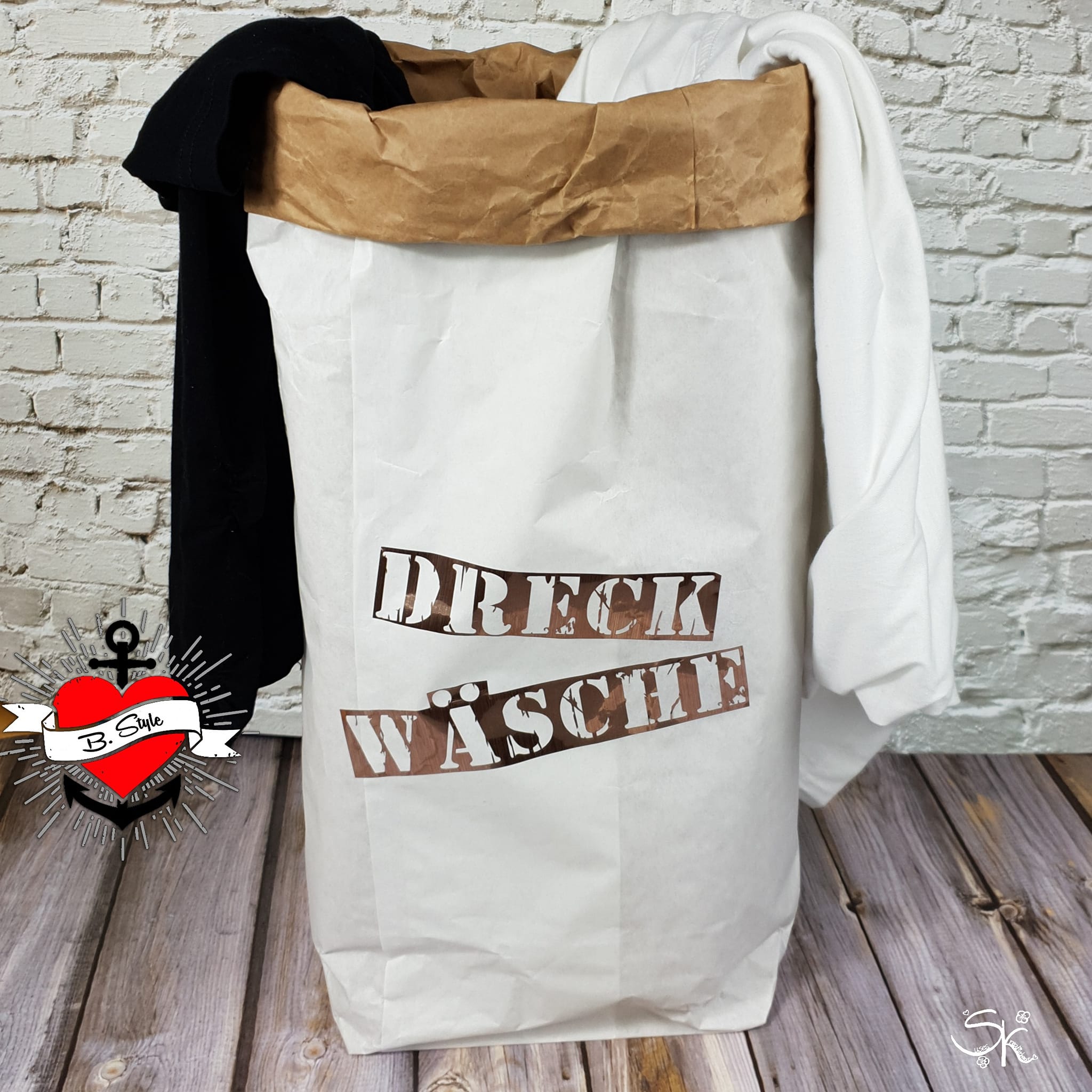 Wäschesack mit der Aufschrift 'DRECK WÄSCHE', gestaltet mit der Industrial Stempel Schriftart von easy-sticks, perfekt für kreative Aufbewahrungslösungen.