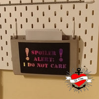 Gestaltetes Schild mit der Aufschrift 'Spoiler Alert: I DO NOT CARE', verwendet die Industrial Stempel Schriftart von easy-sticks.