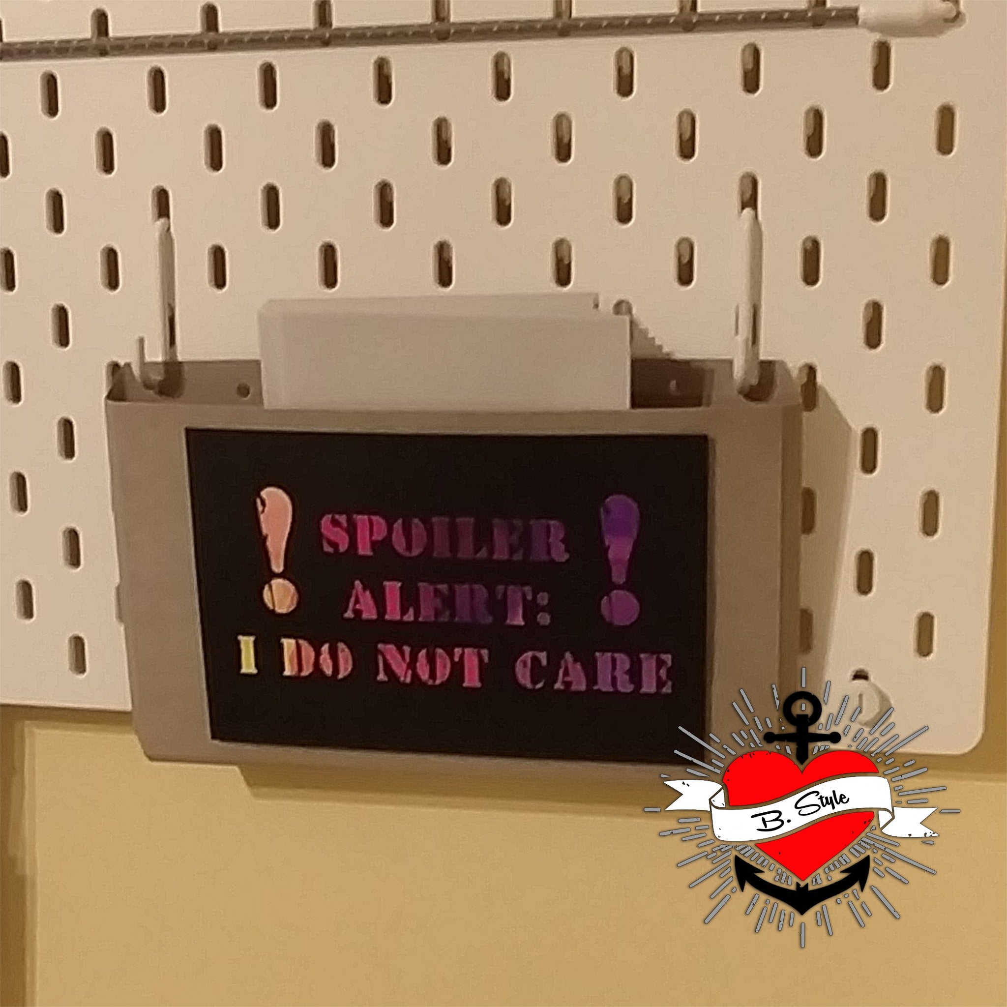 Gestaltetes Schild mit der Aufschrift 'Spoiler Alert: I DO NOT CARE', verwendet die Industrial Stempel Schriftart von easy-sticks.