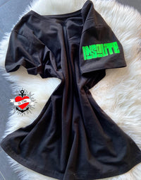 Stylisches schwarzes T-Shirt mit dem Schriftzug 'Insolite' in leuchtendem Grün, ideal für kreative Projekte mit easy-sticks.