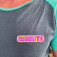 Sportliches T-Shirt in Grau mit dem "Insolite" Schriftzug von easy-sticks, perfekt für entspannte Freizeitaktivitäten.