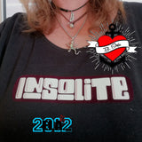 T-Shirt mit dem "Insolite" Schriftzug von easy-sticks, ideal für einen kreativen und trendigen Style.
