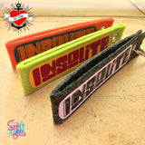 Bunte Schlüsselanhänger mit "Insolite" Schriftzug von easy-sticks, ideal für individuelle Geschenke und DIY-Projekte.