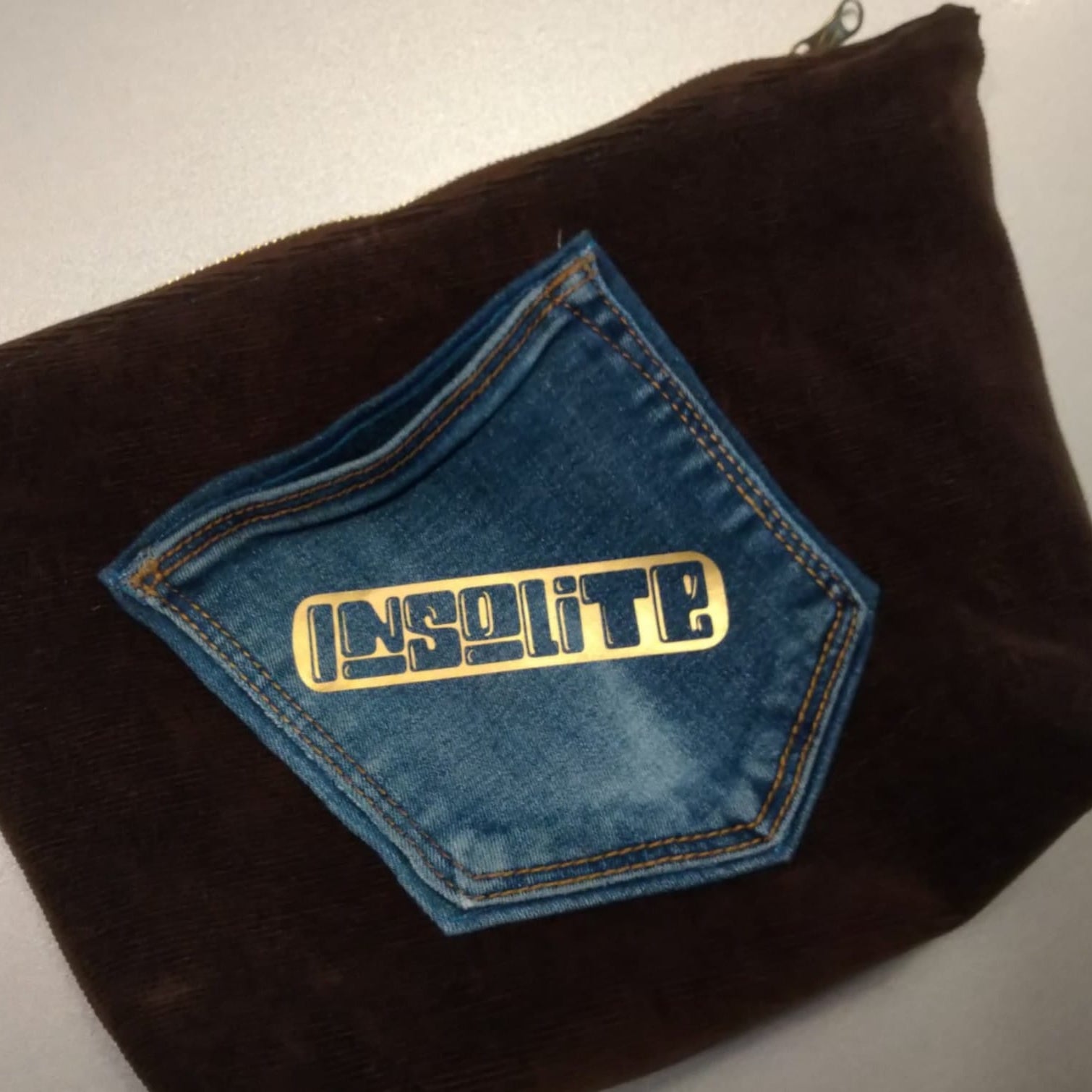 Stylische Tasche mit dem "Insolite" Schriftzug aus dem Sortiment von easy-sticks, perfekt für einen einzigartigen Look.