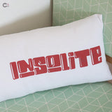 Kissen mit dem "Insolite" Schriftzug von easy-sticks, ideal für kreative Wohnungsdeko.