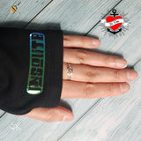Handmodell mit auffälligem 'Insolite' Aufdruck auf einem schwarzen Shirt, bereit für kreative Designs von easy-sticks.
