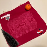 Rote Tragetasche mit filigranem Druck "Is halt so", von easy-sticks, perfekt für kreative Bastelideen und umweltfreundliche Einkäufe.