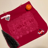 Rote Tragetasche mit filigranem Druck "Is halt so", von easy-sticks, perfekt für kreative Bastelideen und umweltfreundliche Einkäufe.