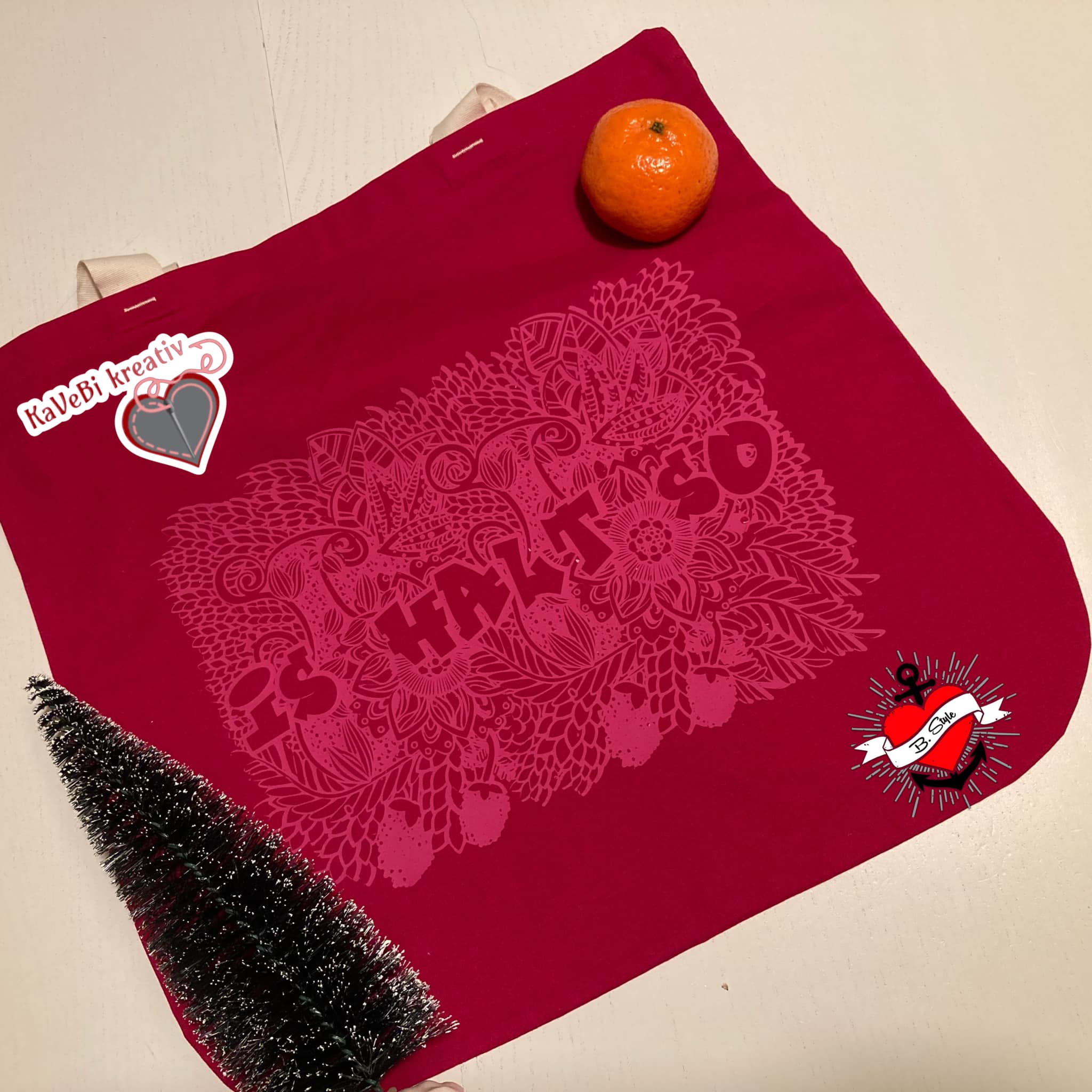 Rote Tragetasche mit filigranem Druck "Is halt so", von easy-sticks, perfekt für kreative Bastelideen und umweltfreundliche Einkäufe.