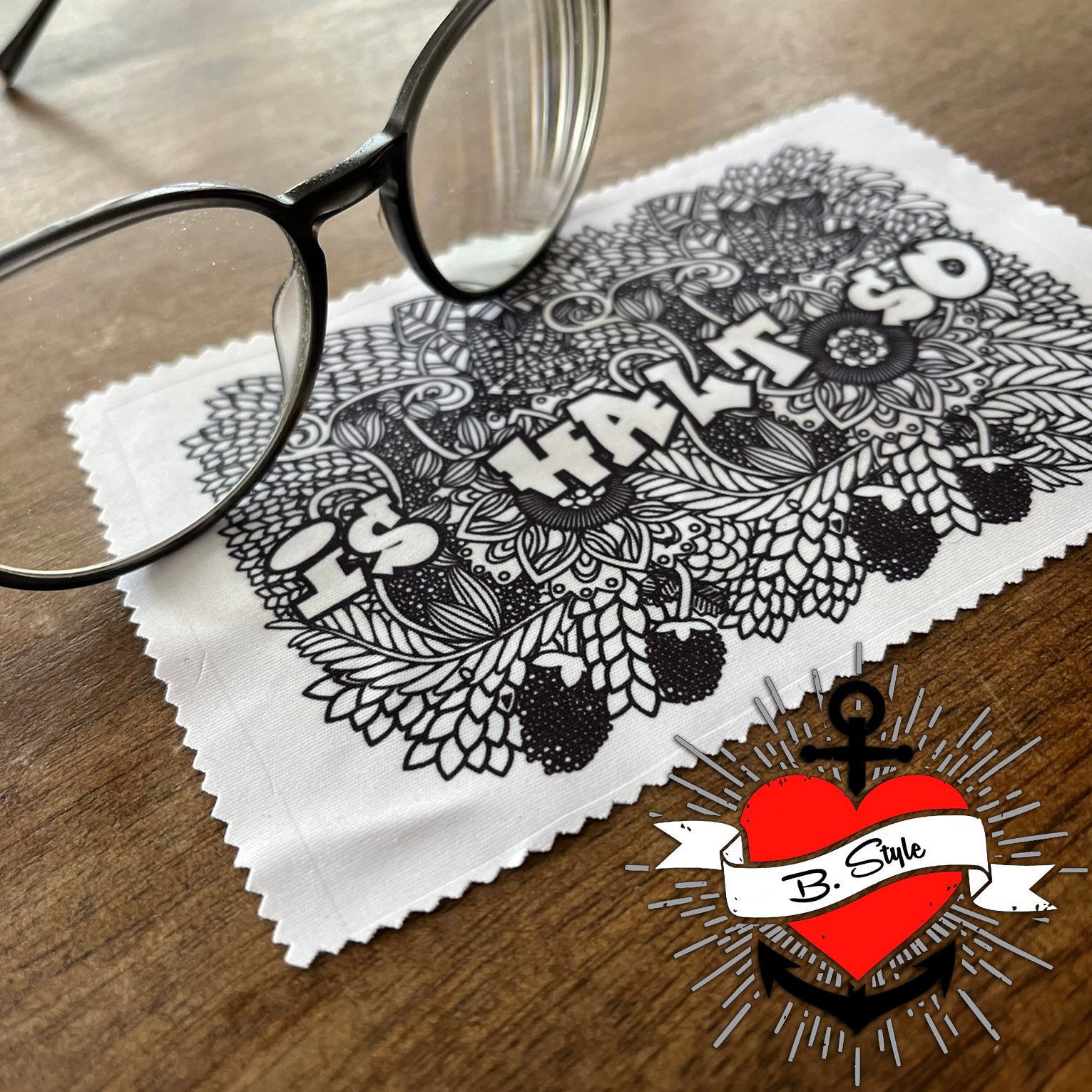 Brillenputztuch mit "Is halt so" Design von easy-sticks, ideal für kreative Accessoires.
