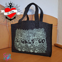 Filztasche mit "Is halt so" Motiv von easy-sticks, praktische und stylische Aufbewahrungslösung.