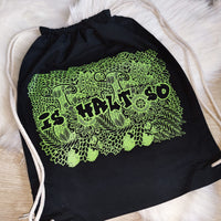 Schwarzer Rucksack mit leuchtendem grünen Design "Is halt so", kreiert von easy-sticks, ideal für kreative Projekte und DIY-Bastelarbeiten.