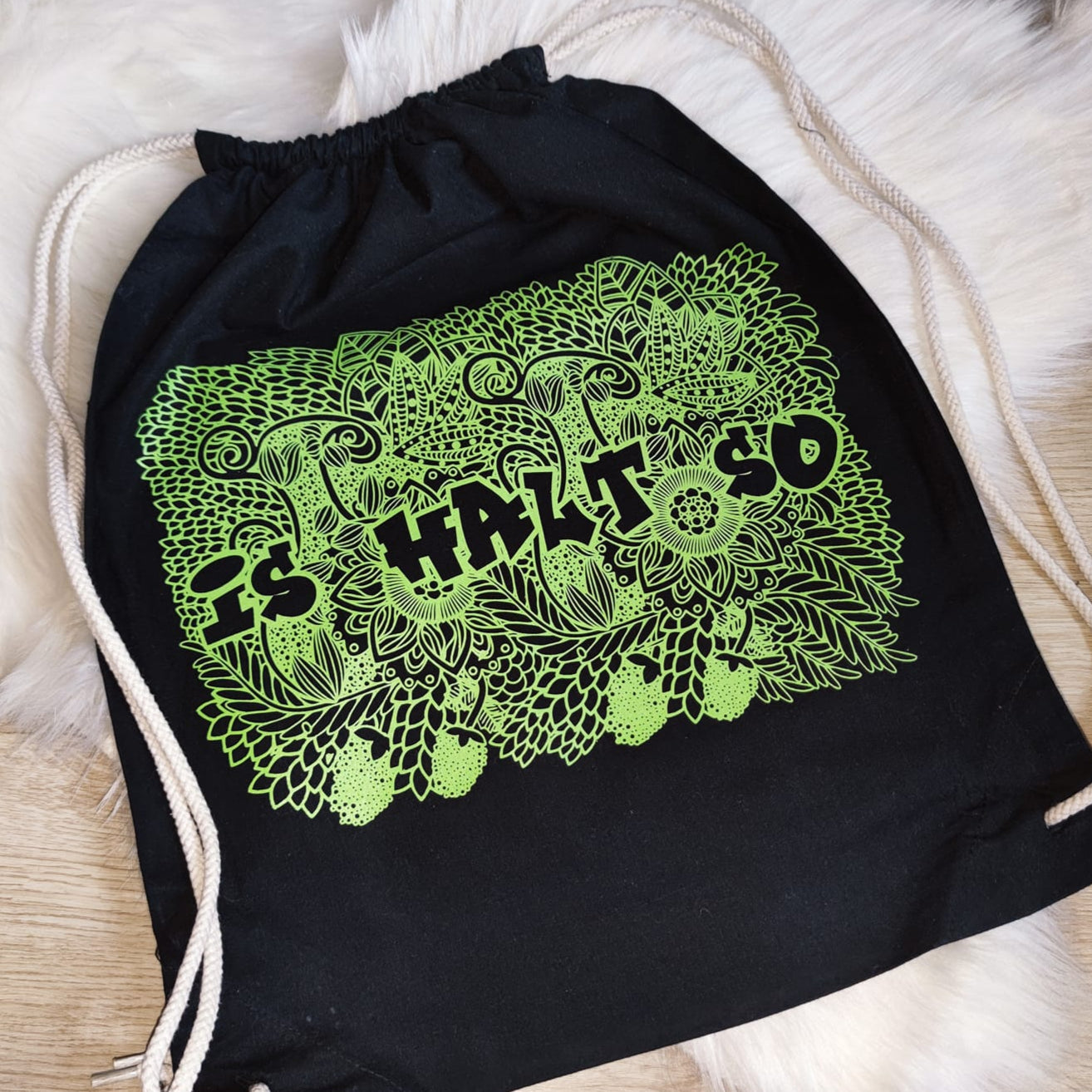 Schwarzer Rucksack mit leuchtendem grünen Design "Is halt so", kreiert von easy-sticks, ideal für kreative Projekte und DIY-Bastelarbeiten.