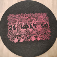 Kreatives Design mit der 'Is halt so' Plotter Datei von easy-sticks. Die pinkfarbene Lasergravur zeigt florale Motive und den Schriftzug 'Is halt so' auf einem runden, grauen Untergrund, ideal für individuelle Bastelprojekte.