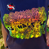 Buntes T-Shirt mit dem auffälligen Aufdruck "Is halt so", designt von easy-sticks, ideal für kreative Ausdrucksformen und individuelle Stile.