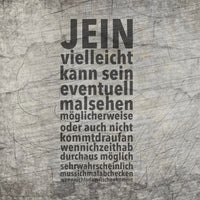 Stylishe Wandgestaltung mit dem Aufdruck "JEIN vielleicht kann sein" in markantem Schriftzug auf einem strukturierten Hintergrund, von easy-sticks. Perfekt für kreative Projekte.