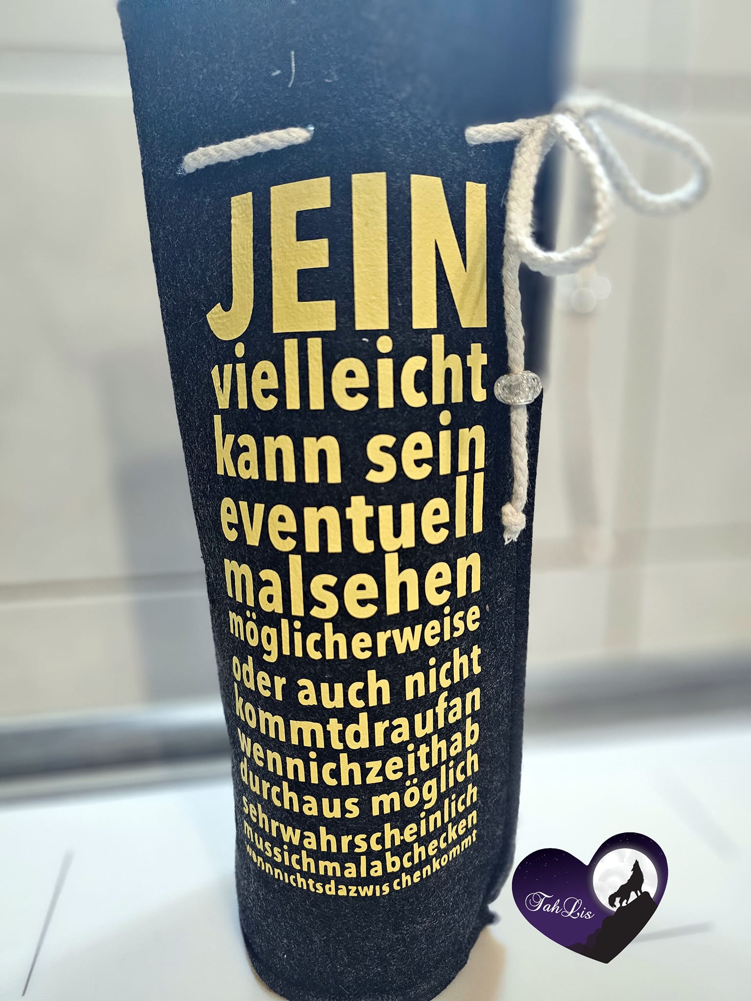 Kreativer Aufbewahrungssack mit dem Schriftzug "JEIN - vielleicht kann sein, eventuell malsehen..." von easy-sticks, perfekt für die Aufbewahrung von Accessoires.