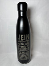 Schwarze Wasserflasche mit dem Aufdruck "JEIN vielleicht kann sein" in kontrastierendem Silber, designt von easy-sticks. Funktionell und stylisch für den täglichen Gebrauch.