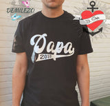 Meilensteine Jahreszahlen Papa geplottet auf T-Shirt