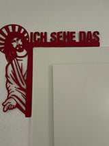 Ein ästhetisches Wandobjekt "Jesus, ich sehe das" von easy-sticks, das an einer Wand hängt und durch seine lebendige rote Farbe auffällt.