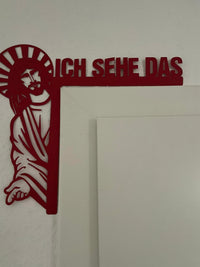 Ein ästhetisches Wandobjekt "Jesus, ich sehe das" von easy-sticks, das an einer Wand hängt und durch seine lebendige rote Farbe auffällt.