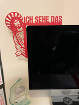 Kreative Wanddekoration "Jesus, ich sehe das" von easy-sticks, direkt über einem Computerbildschirm platziert, hervorgehoben durch eine elegante rote Farbe.