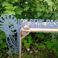 Laser geschnittenes Schild mit dem Titel "Jesus, ich sehe das" von easy-sticks, präsentiert auf einem Holzgestell mit einer Schnecke im Vordergrund und grünem Hintergrund.