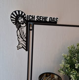 Dekoratives Wandobjekt "Jesus, ich sehe das" von easy-sticks, das auf einem Spiegel sitzt, umgeben von einem Topf mit Pflanzen, in stilvollem, modernem Design.